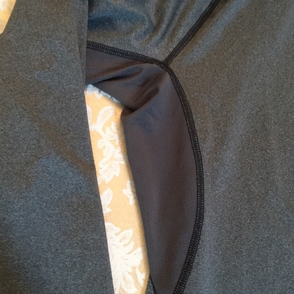 Under Armour compression shirt - Picture 4 of 7